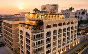 Whitehouse Condotel